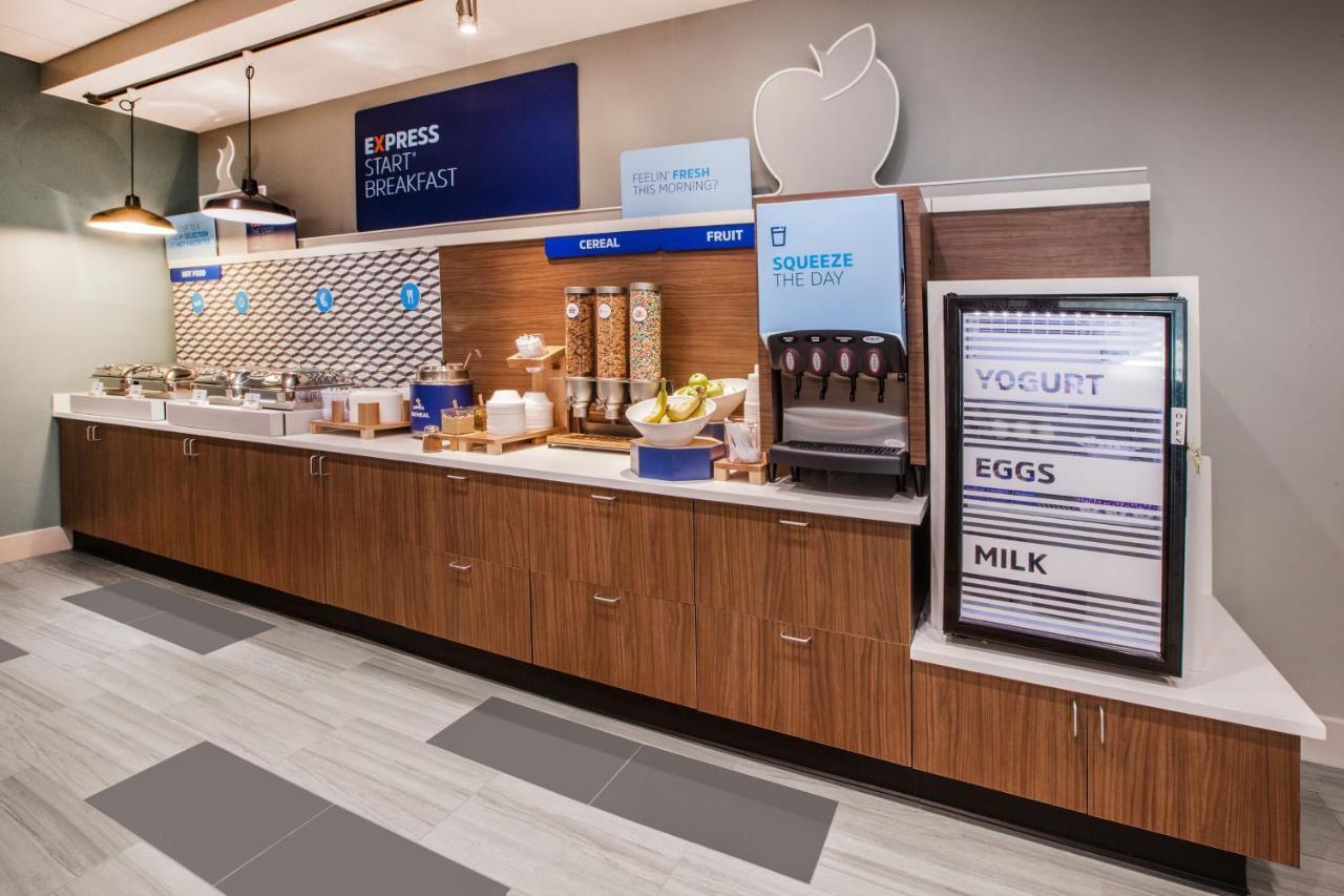 Holiday Inn Express Hotel & Suites Hope Mills-Fayetteville Airport By Ihg Exteriör bild