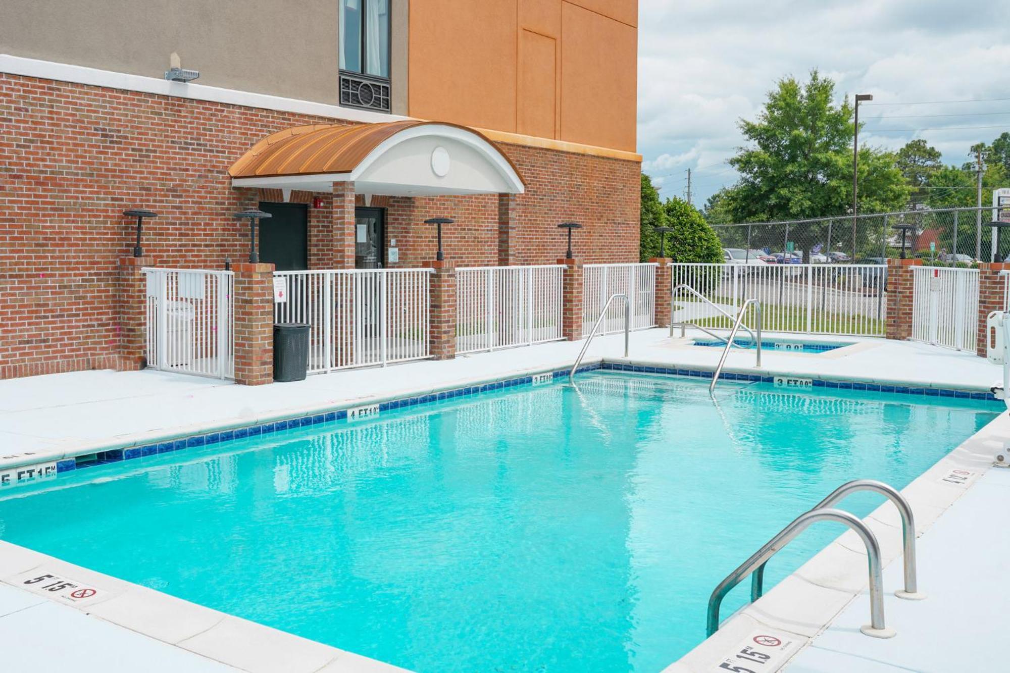 Holiday Inn Express Hotel & Suites Hope Mills-Fayetteville Airport By Ihg Exteriör bild